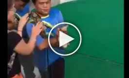 تلاش برای ماچ کردن لب های مار آناکوندا کار دست این دختر خانم داد +فیلم